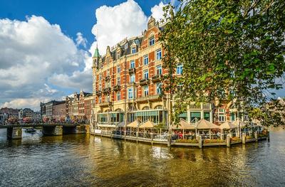 Amsterdam city center hotel with canal view