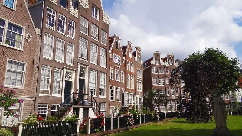 Amsterdam Begijnhof historical buildings yard