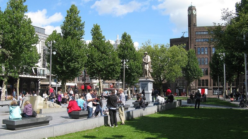 Amsterdaam Rembrandtplein Square durante il giorno in estate