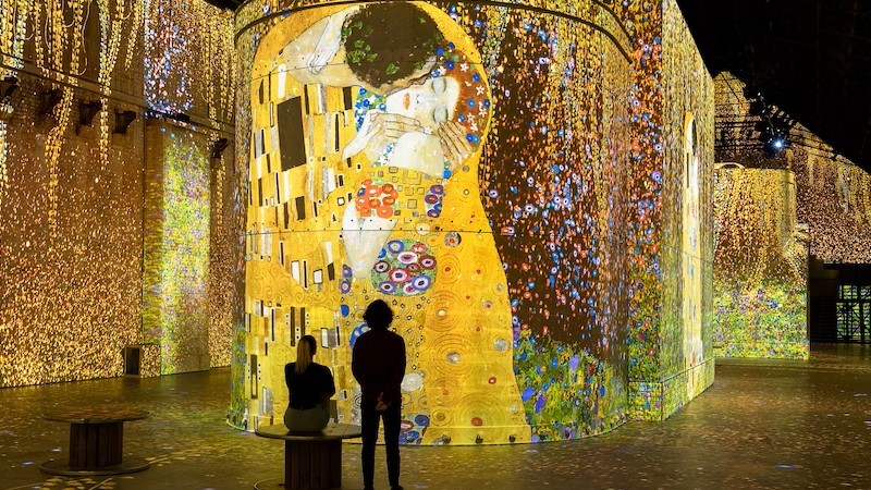 amsterdam spectacle fabrique des lumieres klimt mujer