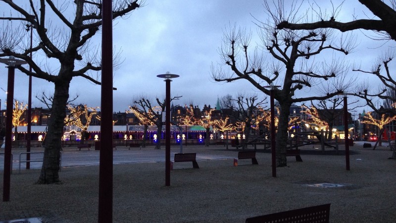 la plaza del museo de amsterdam durante la noche