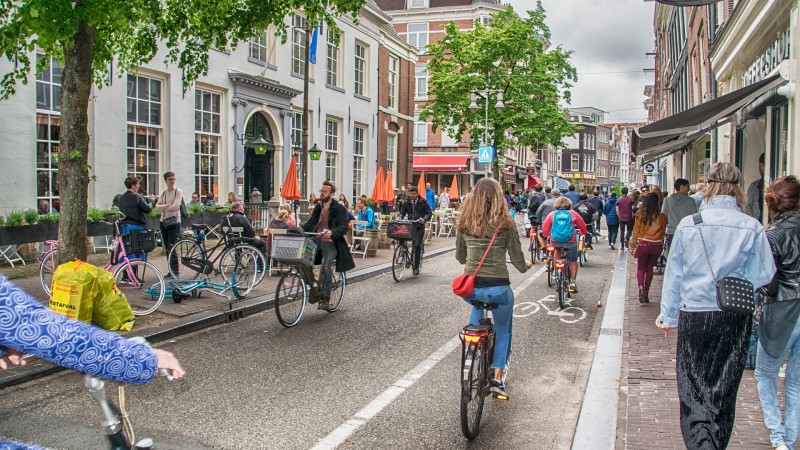 Amsterdam bicycle guide tour through city streets