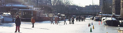 Schaatsen op de gracht amsterdam